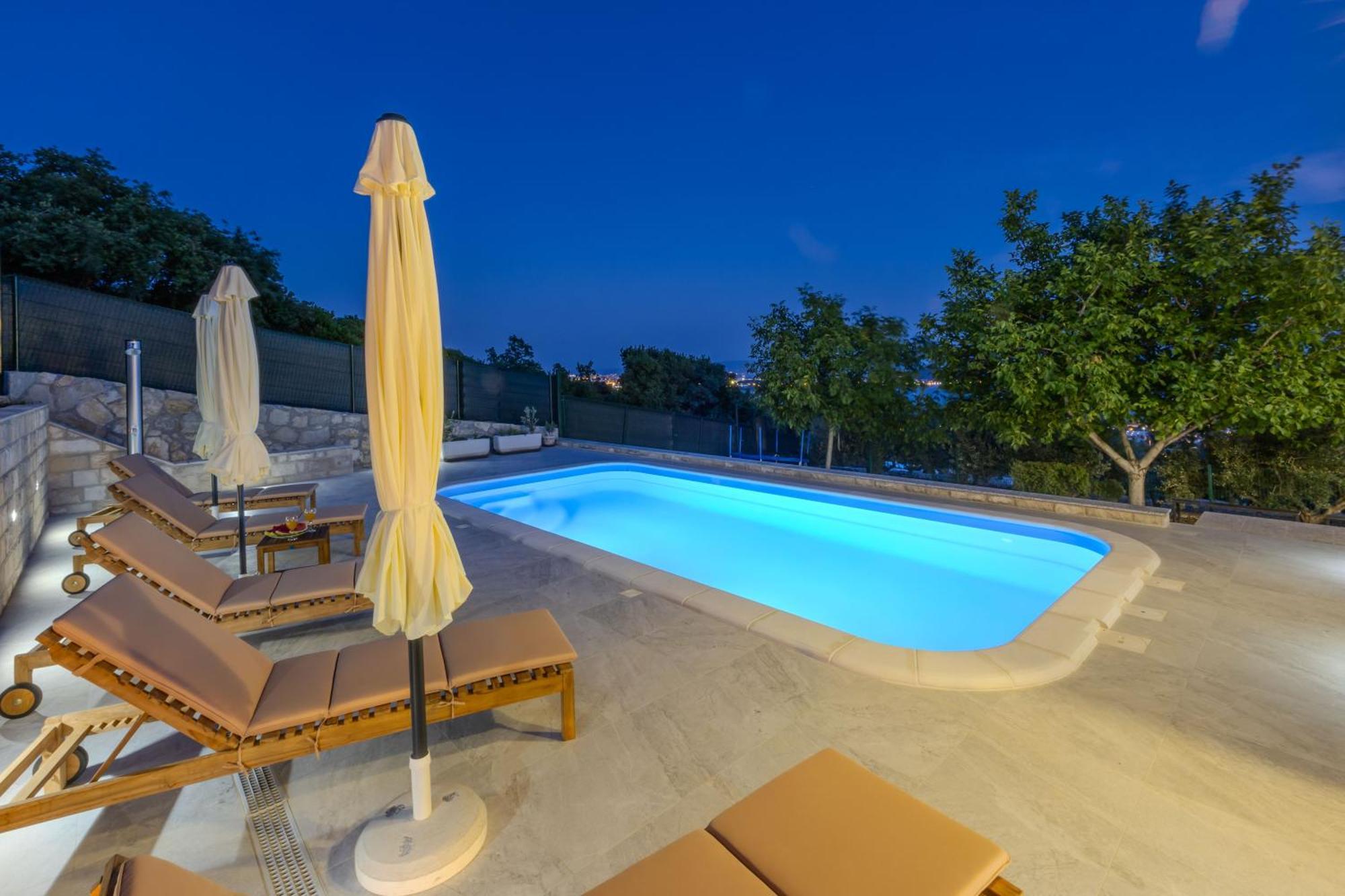 Private Villa Golden Hour With A View Of Split Area Kastel Sucurac Exterior photo